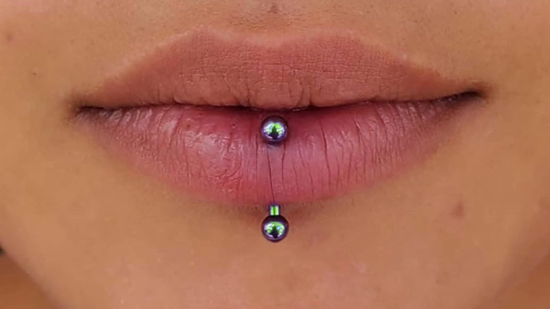 JACINDA ✧˖°. on Twitter: "@ those who have vertical labret piercing, what was the piercing and healing process like bc i really want one https://t.co/yXfSd7GvVq" / Twitter