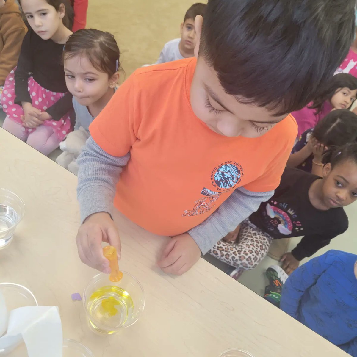 Kindercrew102's tweet image. “Try to be a rainbow in someone’s cloud.” – Maya Angelou
Walking rainbow experiment 🌈
#scienceisawesome @SLRuizSchool