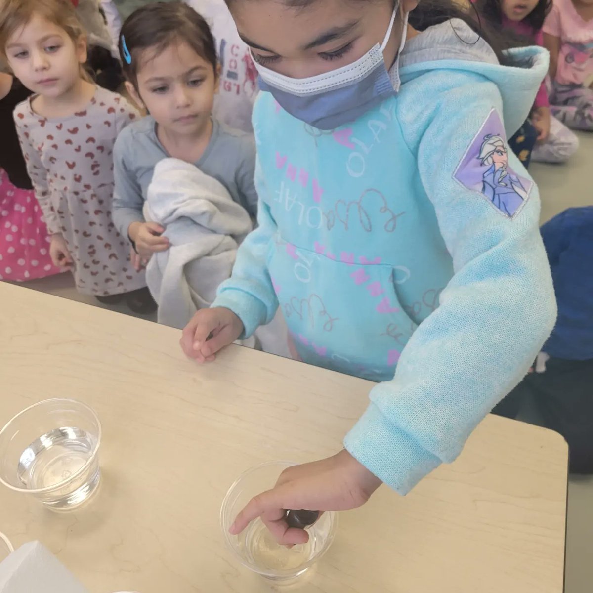 Kindercrew102's tweet image. “Try to be a rainbow in someone’s cloud.” – Maya Angelou
Walking rainbow experiment 🌈
#scienceisawesome @SLRuizSchool