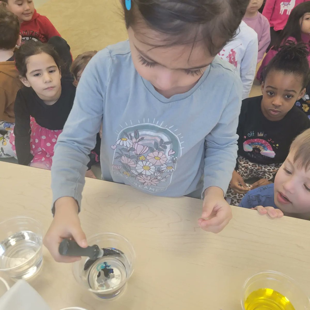 Kindercrew102's tweet image. “Try to be a rainbow in someone’s cloud.” – Maya Angelou
Walking rainbow experiment 🌈
#scienceisawesome @SLRuizSchool