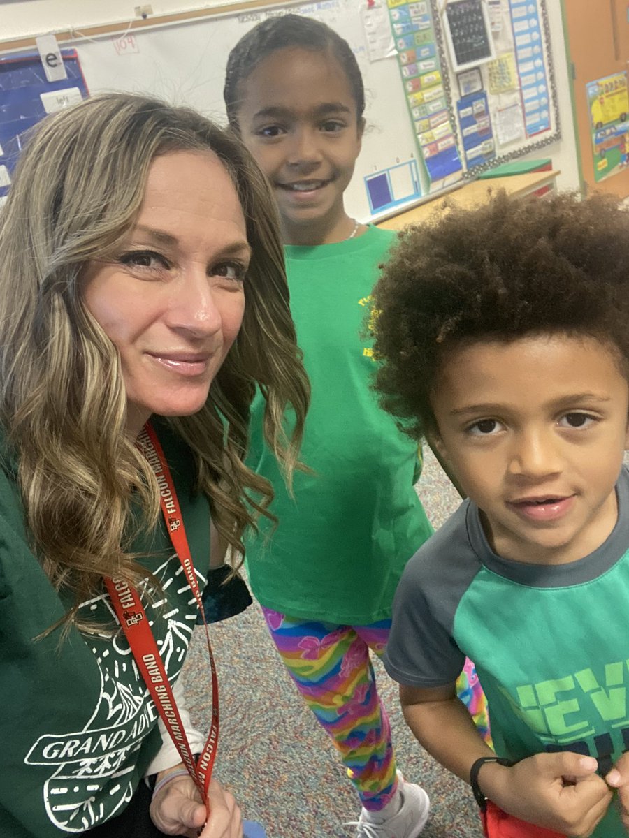 ReneeLWhite5's tweet photo. We all in for Green Day for Spirit Week. 💚 my 2 lil green monsters.
#W3ringcircus #greenday #spiritweek #herface #HAWKSsoar https://t.co/2miu6PWukZ
