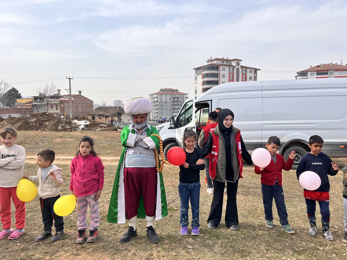 Kızılay kadınları olarak çadırlarda yaşayan çocuklarımızı edip Nasreddin Hoca eşliğinde onlarla oyun oynadık 🥰🙌🏻

#Kızılaykadınları #Merhametçınarları