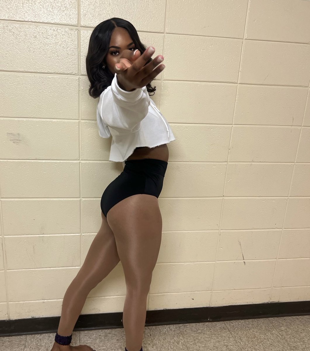 take a pretty girl &amp; give her what she wants ✔️