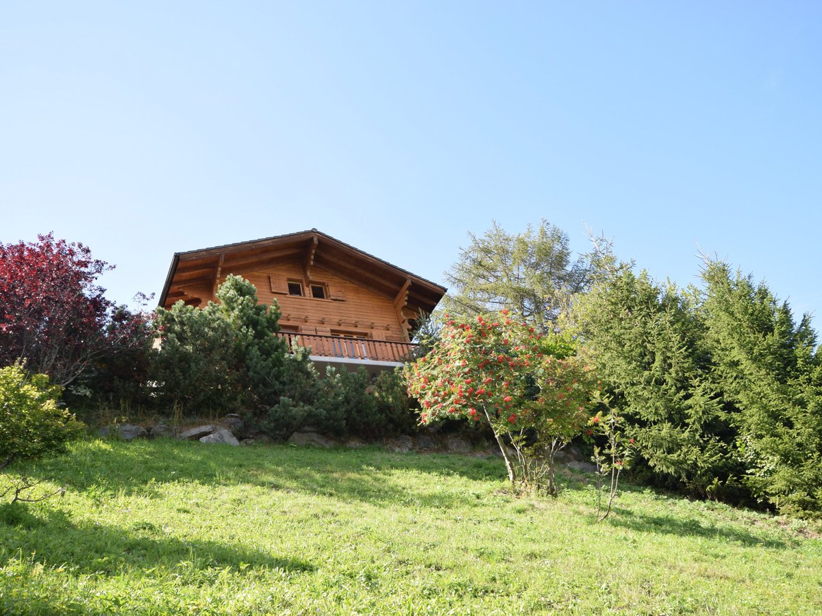 Chalet_Finder's tweet photo. Chalet Fielden is located in a private estate of 19 chalets, with stunning views of La Dixence Gravity dam and the Matterhorn.

#chalet #switzerland #ski #snowboard 

See more at: https://t.co/6hr7qXZ3OL https://t.co/xaEIVcLjUu