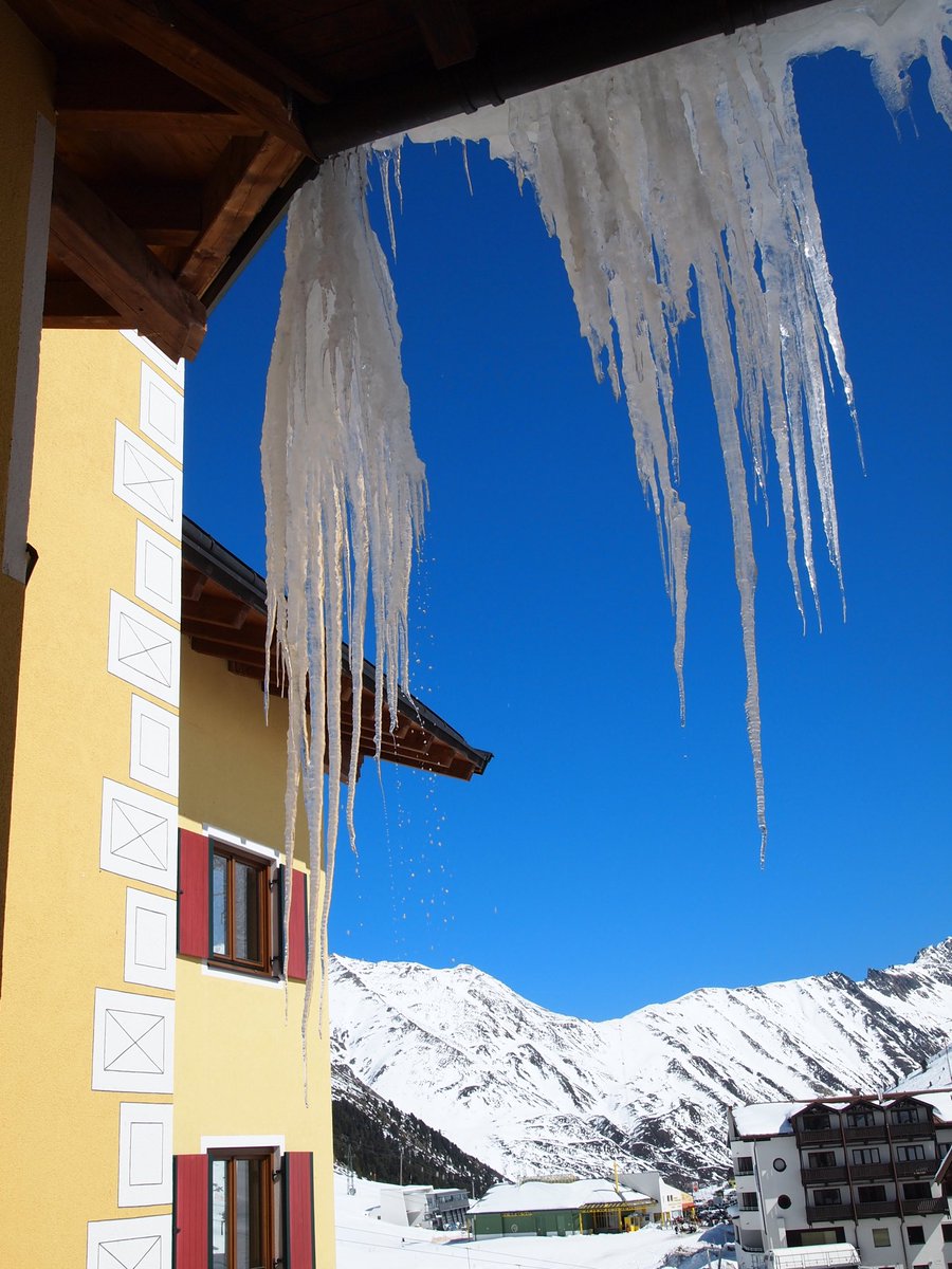 juliadarwen's tweet photo. @LiveaMemory @gfreetraveler @obligatraveler @intheolivegrov1 @MountRainierNPS @ararewoman @MamaO_GO @FitLifeTravel @suziday123 @MadHattersNYC @VParadisoBCA @LindaPeters64 @RoarLoudTravel @sl2016_sl @RoadtripC #Top4Frozen #Top4Theme Zurich, Kuhtai, Bullay & Edenkoben https://t.co/n2EBauyKhW