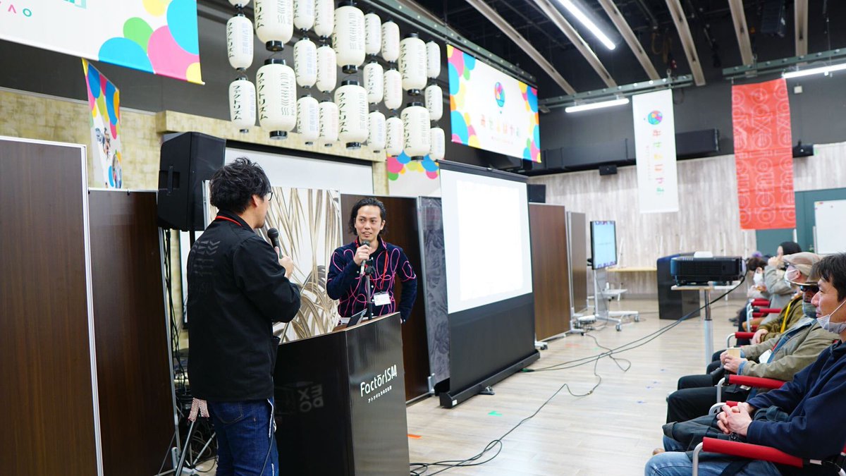 FactorISM2020's tweet photo. 「ものづくりの街×万博だからできること」として、EXPO酒場店長松尾（FactorISM統括プロデューサー）と副店長小島ハモニズムさんがプレゼン。
女将高島さん（タカヨシジャパン）の手料理がふるまわれる中、120名を超える人々がまち工場やアーティストたちの「ものづくり」を熱く語る場となりました。 https://t.co/4PxThUPc4G