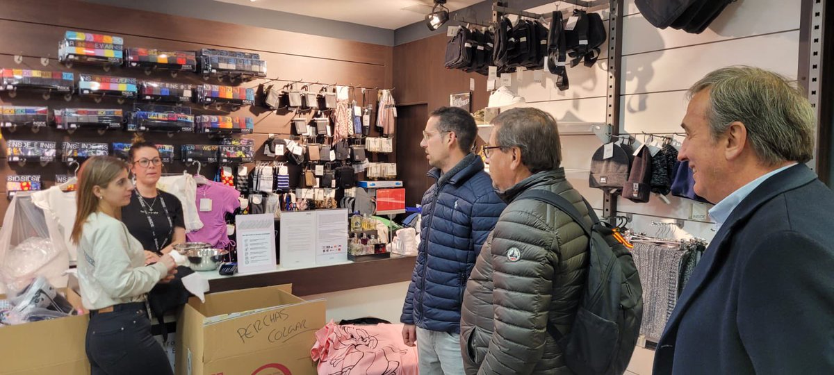 JVerayCama's tweet photo. Aquesta tarda hem parlat i escoltat a comerciants de Blanes. Després hem inaugurat la nova seu del @PPC_Blanes. Obrir una seu és senyal d’un partit vui i actiu. Felicitats companys. Fem Blanes entre tots @PPC_Girona, @PPCatalunya https://t.co/dkhkotMOI1