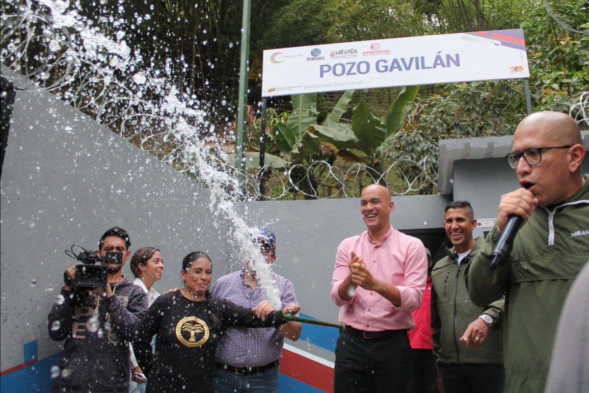 HectoRodriguez's tweet photo. Activamos un nuevo pozo de agua, esta vez en el sector Gavilán, del municipio El Hatillo, para garantizar el servicio a casi 2.500 habitantes de las zonas Antolín y El Peñón. Conectaremos este pozo con otras comunidades para atender a más familias, (1/2) https://t.co/0AXNe1aEpB