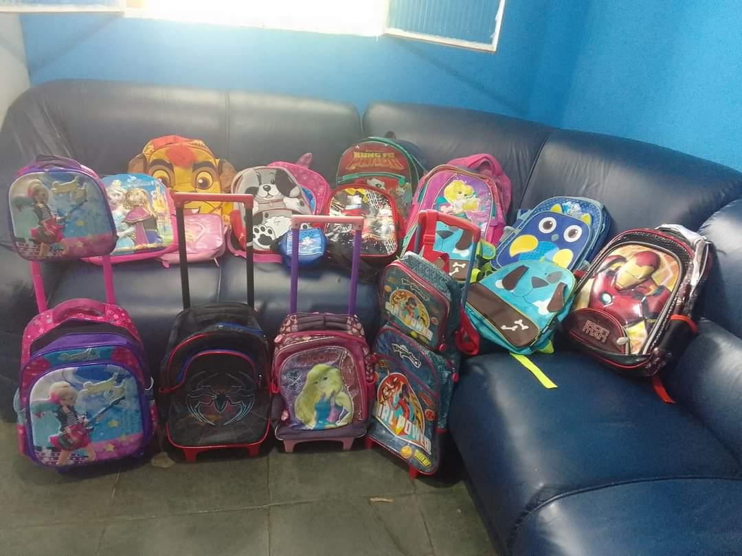 Doações de mochilas feita pela Associação Casa Filhos da Eternidade em Cavalcanti.