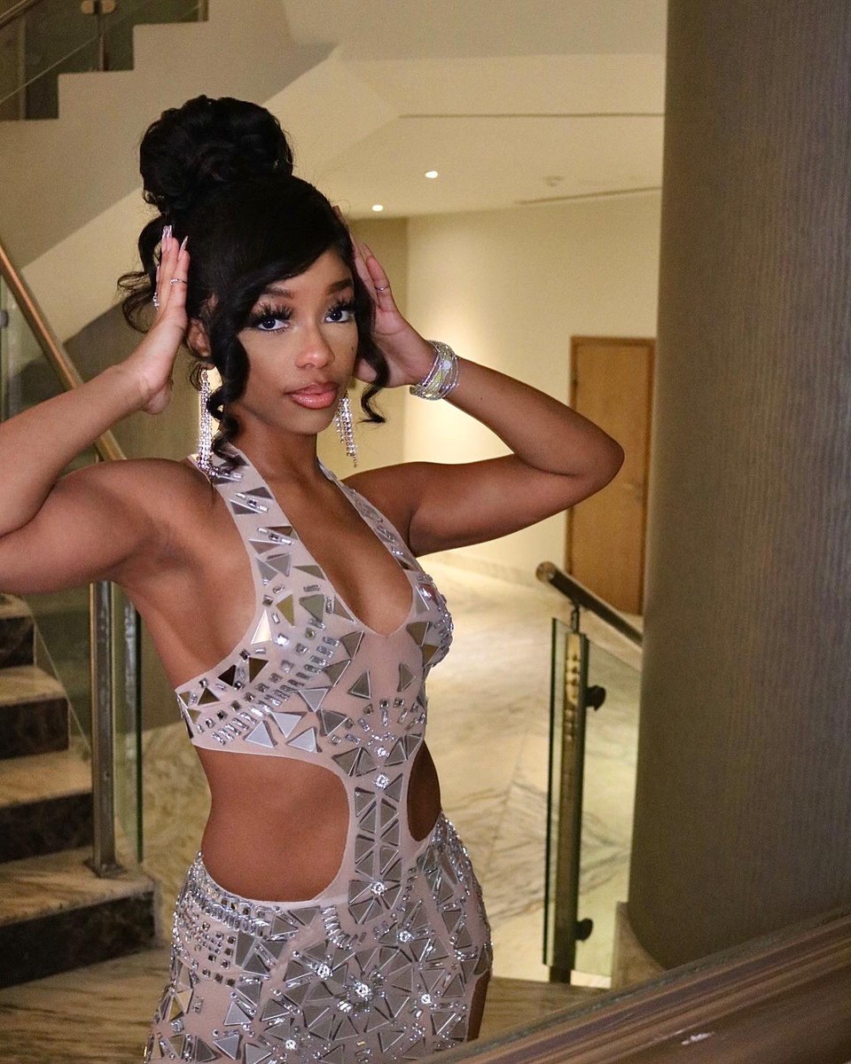 thatgirllche's tweet photo. Mirror mirror on the wall, I’m the finest of them all🪞✨ #FebruarysFinest https://t.co/VDcbJSSbWx