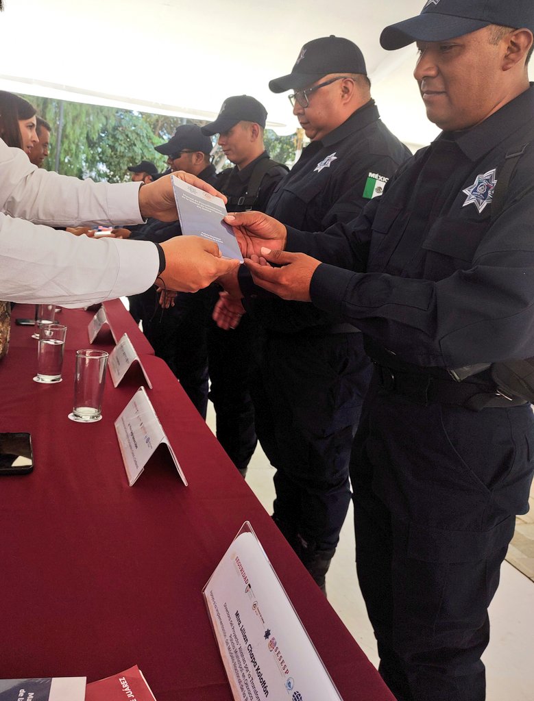 cklilian's tweet photo. ¿Cómo va la #ReformaPolicial que acompañamos desde @TheWJP_mx en la capital de Oaxaca?

Hoy presentamos con el Municipio, la Fiscalía estatal y el Secretariado Ejecutivo del SNSP, el Manual de Procedimientos de la Unidad de Investigación del Delito. 
Como parte de este proyecto.. https://t.co/Qv696lgTZH