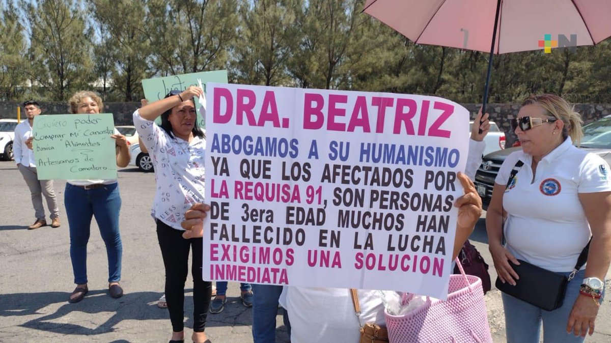 Pulido_Cueto's tweet photo. Nuestras compañeras de @ManiobristasVER contribuyendo con su influencia al movimiento #Portuario.
Por favor señora @BeatrizGMuller solicitamos su atenta intervención para apoyar a los adultos mayores de nuestros sindicatos. UD y el presidente @lopezobrador_ son nuestro respaldo. https://t.co/RD8Wj2dgjX