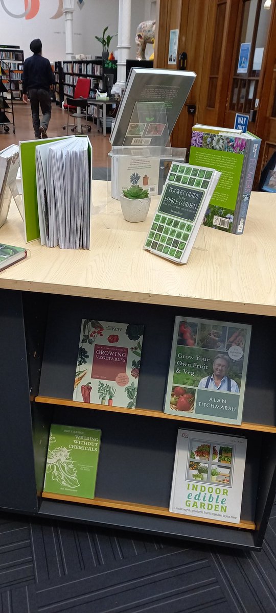 PoFFest's tweet photo. Great to see the local library in #Edinburgh put up a great display about #food growing &amp; #gardening. Yes, it's that time of year! Get going and #GrowYourOwn!
#UrbanFoodGrowing https://t.co/BQxN6T25UQ