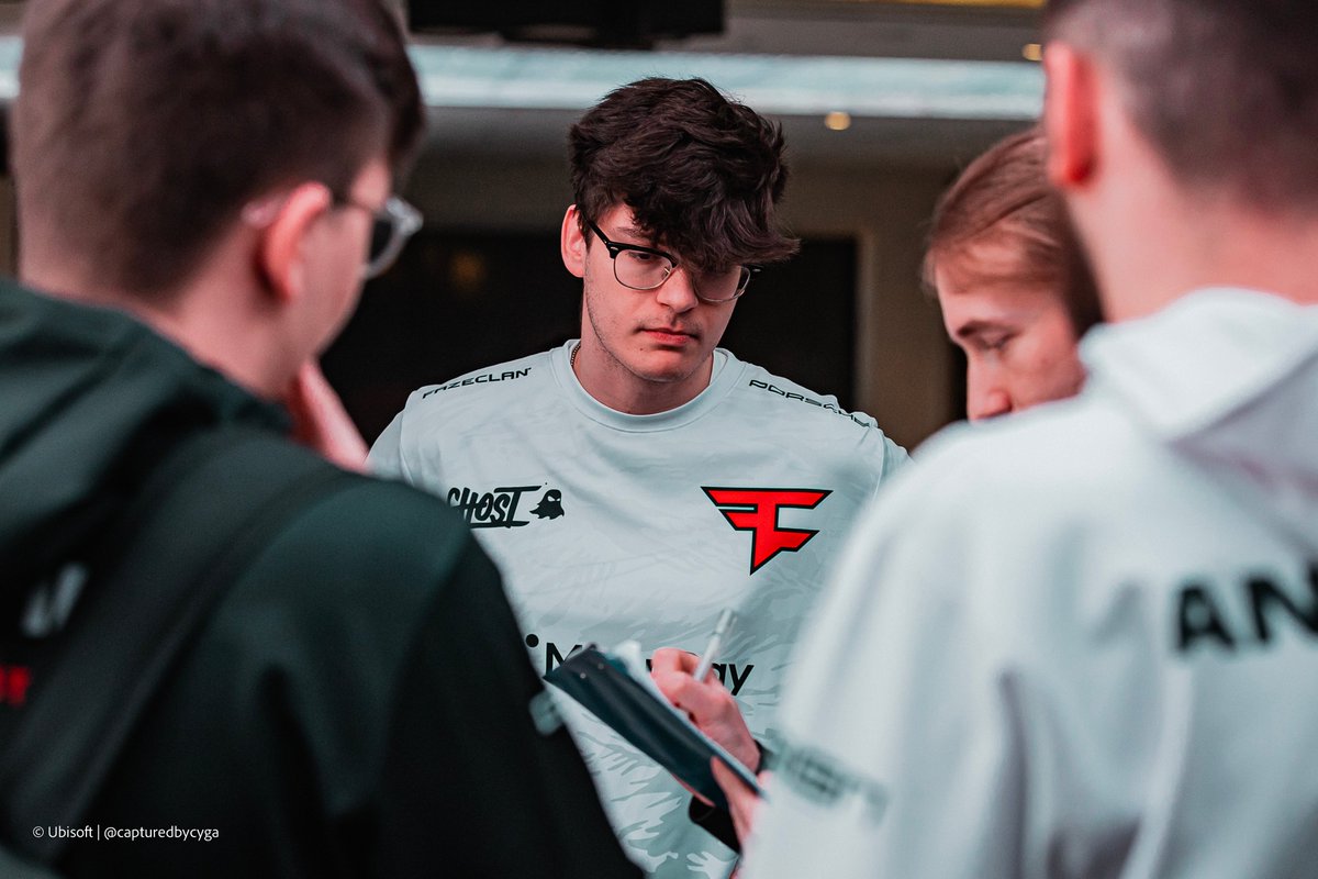 FAZE R6 UPDATE As of today, Astro has been benched from the starting roster. He remains with FaZe as we explore our future options. A partir de hoje, Astro será movido para o banco de reservas da equipe. Ele continua com a FaZe enquanto exploramos nossas opções daqui em diante.