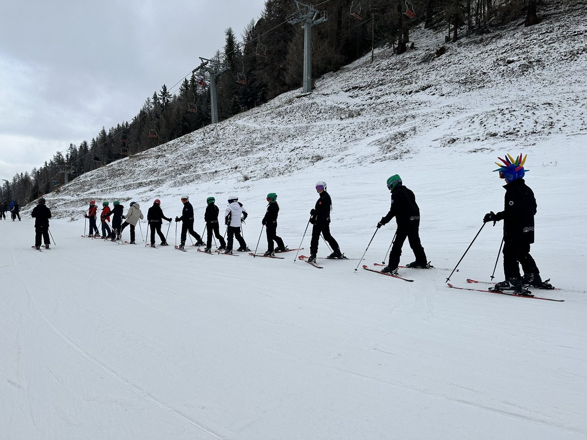 ATS_Skiing's tweet image. Lorenzo was very impressed with his group today, perfect formation @ArchbishopTemp @InterskiSchools  #learntoski #skisschool