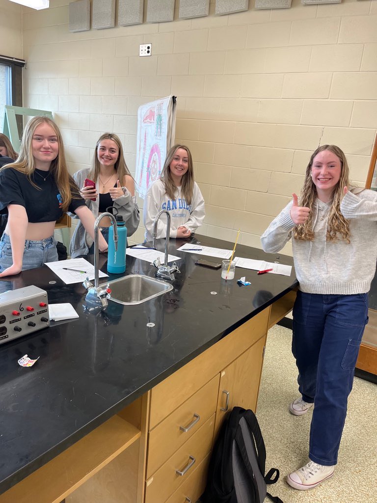 Simonds_HS's tweet image. These savvy scientists are all business in the lab as they explore plant &amp;amp; animal cells and variables! 🧬🦠🔬 #studentsinSTEM #science #highschool