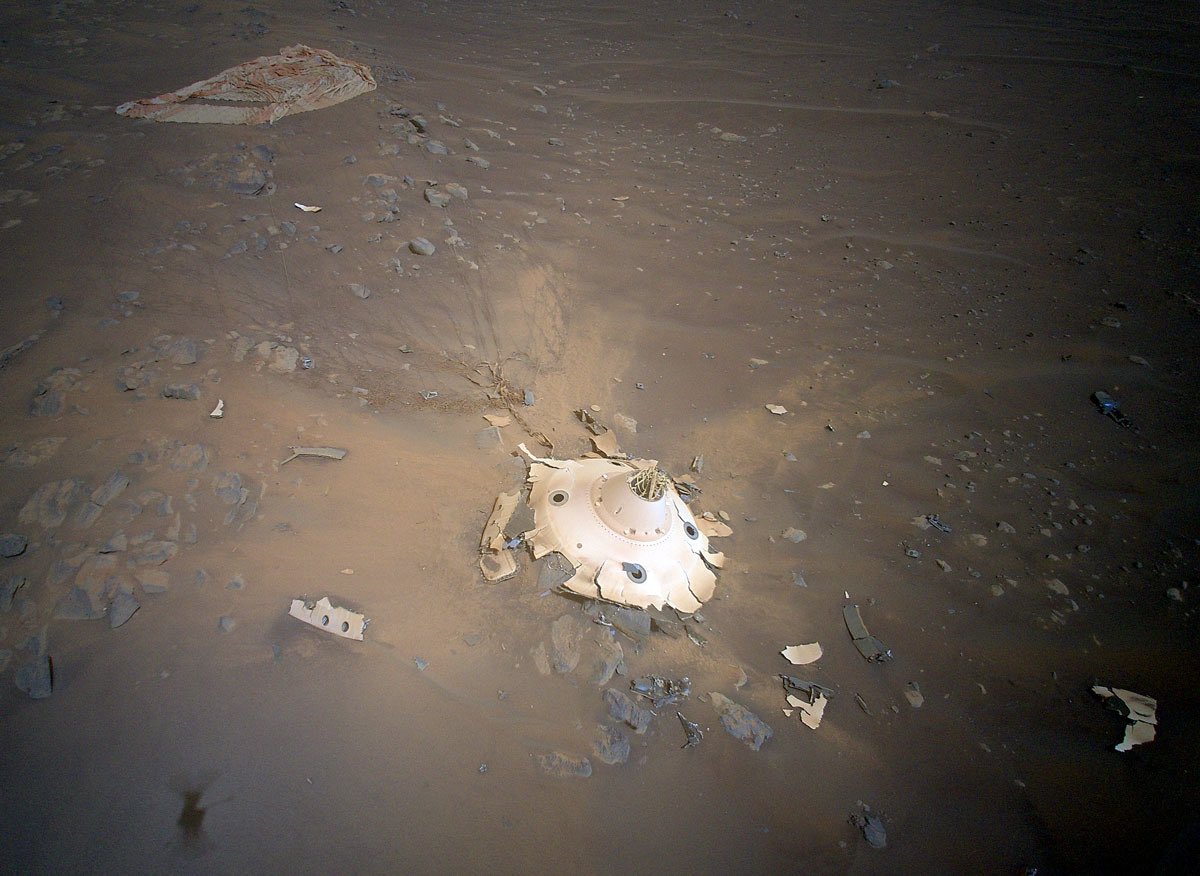 thePrimalSpace's tweet photo. Perseverance’s back shell captured by NASA’s Ingenuity Mars helicopter! https://t.co/3QAKZTT566