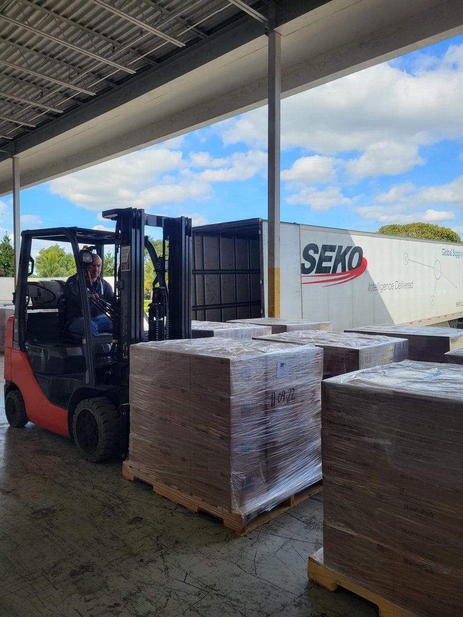 Together w/ @USAIDSavesLives, @UPS_Foundation, @AmericanAir, & @SEKO_Logistics, we've sent another air bridge shipment to 🇭🇹 #Haiti. $300K+ valued supplies of tents, medicines, rice meals, and💧 purification tablets were consolidated on 1 charter for 4 NGOs. 📷 @FoodForThePoor