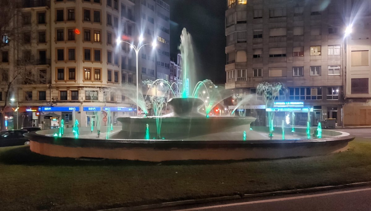 EloyTP's tweet photo. #Coruña - La fuente ⛲ de Cuatro Caminos se ilumina de color verde con motivo del #DíaMundialEnfermedadesRaras https://t.co/Mx9ZIqwyAL