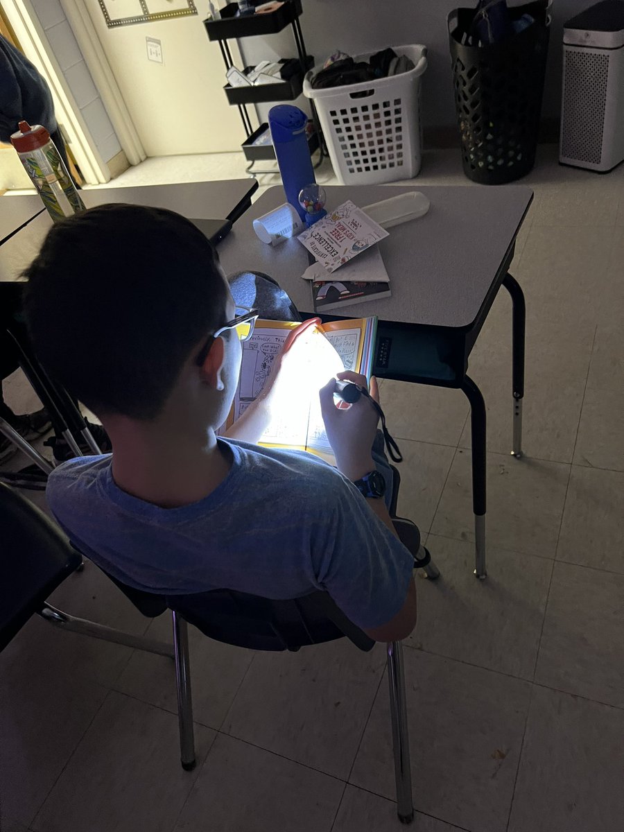 m_rush4's tweet photo. HATS off to reading #spiritweek #flashlightreading #ReadAcrossAmerica @INT_PRINCIPAL @KrDucker @StaffordTwpEd https://t.co/ONDVN4SbP5