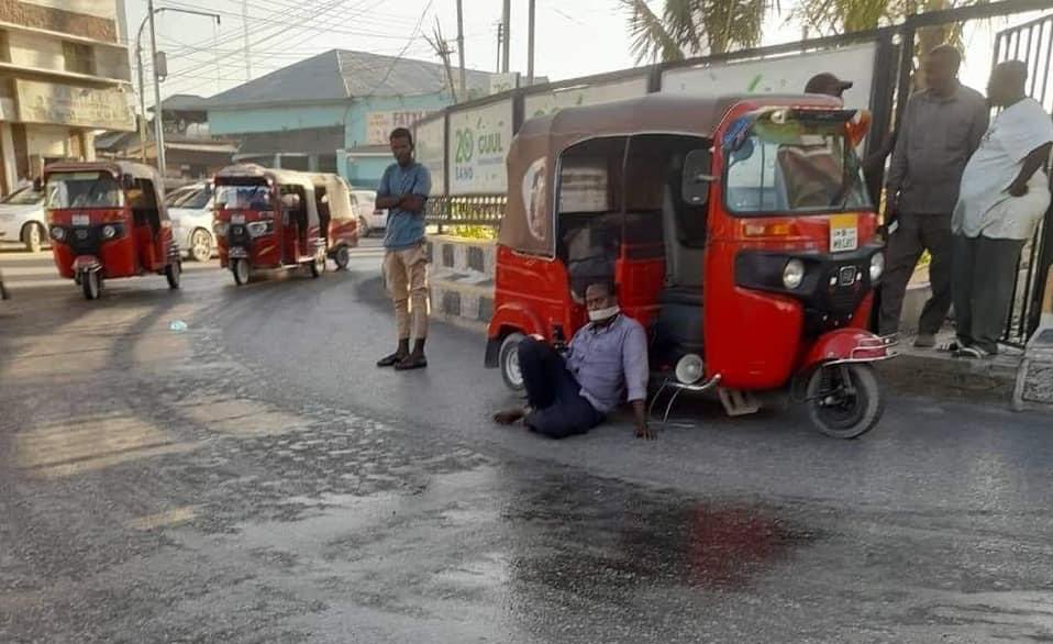 thenorabdi's tweet photo. Mogdishu; The shoting of Bajaj drivers is getting out of control while youth having a strong sense of hate for the government forces. The reason behind this should be dangerous drug-substances including non-prescription medicines using by soldiers. Why it hasn't being banned? 1/2 https://t.co/Wll7E9tDeu