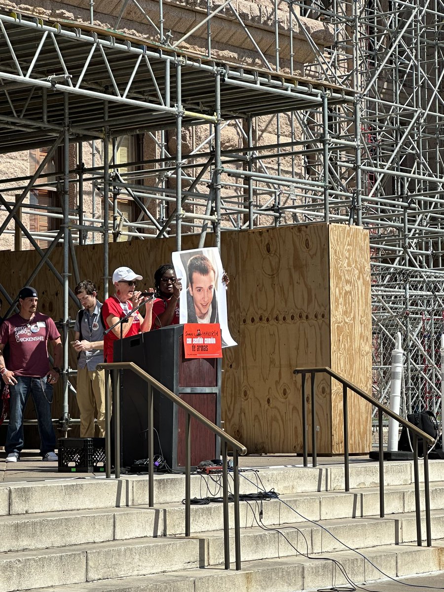 txfeministgbd's tweet photo. Did you know that 80% of TX voters support raising the purchase age to 21 for semi-automatic rifles like AR-15s? @Mom4gunsensetx1  does and she did a great job speaking at the rally! #DoSomethingTexas #TXMajority #EndGunViolence @MomsDemand https://t.co/OfldR8S1Pd