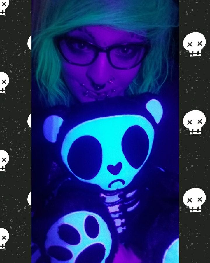 VampireFreaks's tweet photo. This cute pic comes from @vandalx77 showing off the new Grumpy Bones Bear!
#GrumpyBonesBear #Goth #Emo #Punk #Grunge #VampireFreaks #Alternative #AltStyle #GothicTeddybear #Gothbear #skelebear #spookyplushies #gothhomedecor https://t.co/1hM8gorRgS