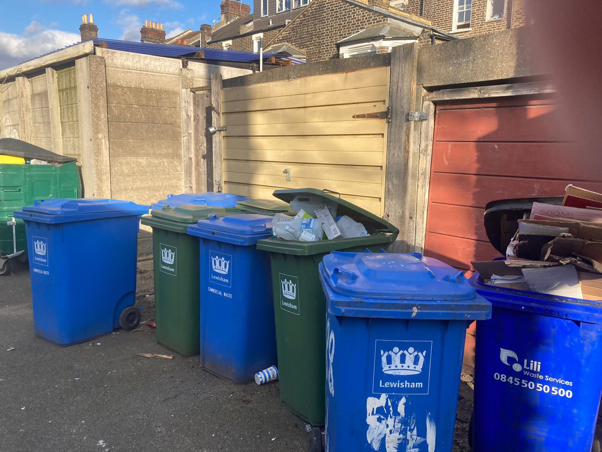 ArloMoe's tweet photo. @LewishamCouncil our recycling bins have not been emptied in 4 weeks now . This keeps happening every couple of months . What are we paying for ? Beecroft Lane is disgusting . Can’t get through on phone &amp; you never explain what the issue is https://t.co/BRnvCNFnRn