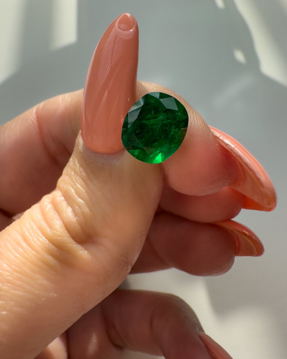 An Emerald so vibrant, we can't get enough of this mesmerizing beauty!

2.62 carats. Natural Emerald ✨💚
✨
#Emeralds #GreenEmeralds #NaturalEmeralds #BritishColumbia #GemstoneSeller #JewelryDesigners #JewelryDesigner #JewelryBrands #EtsyDesigners #gemstonesforsale