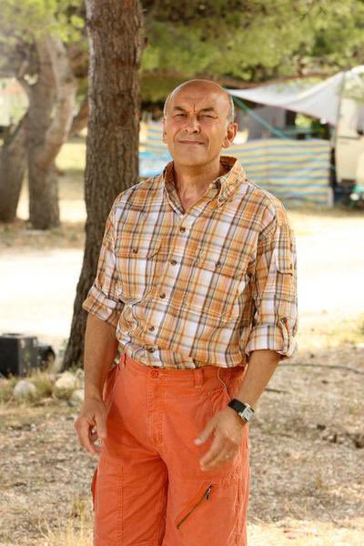 ManoaNoo's tweet photo. Emin il ressemble à Mr Parisot dans Camping Paradis😂😂  #KohLanta https://t.co/h8P0ykKmbH