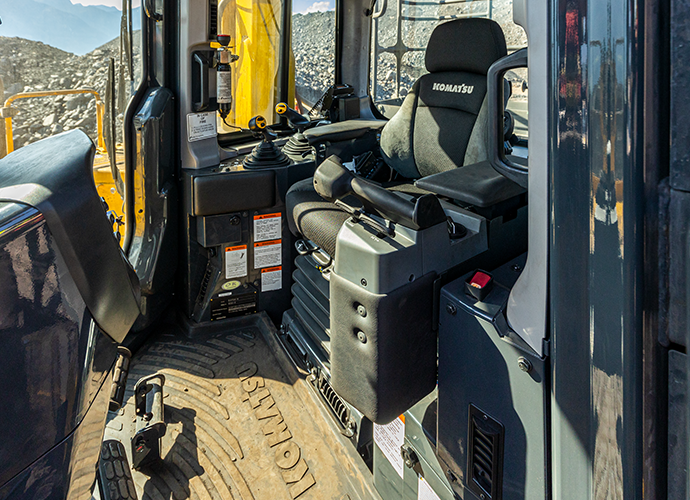 im_mining's tweet photo. .@KomatsuMining has re-engineered the D475A-8, the world's largest #miningdozer. Dealer @SMSEquipmentInc &amp; its Canadian customers played a key role in helping the OEM make major improvements to the previous model bringing extra productivity &amp; durability https://t.co/Iddohos7vJ https://t.co/Wpl72z1sIZ