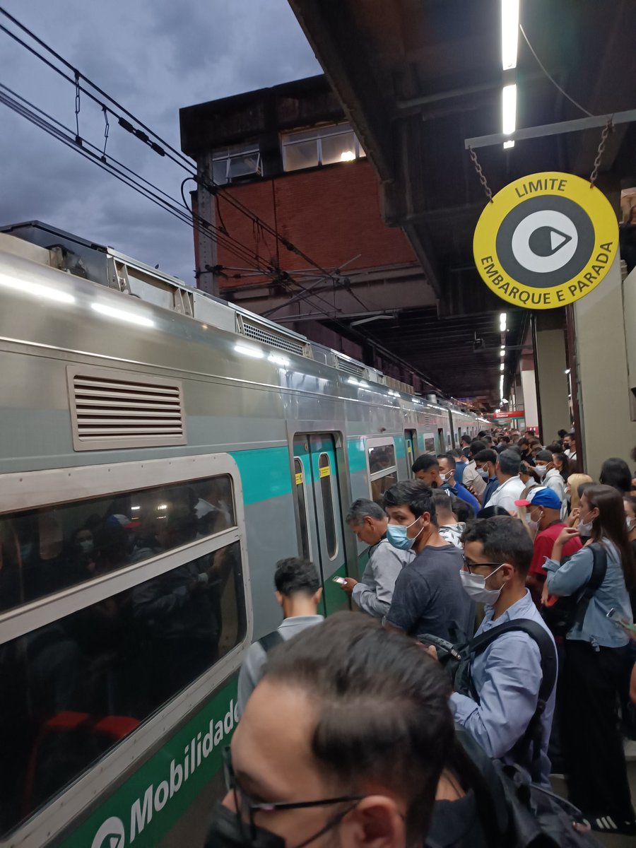 djjohnandrade's tweet photo. Ninguém mais aguenta essa situação na via mobilidade linha 8 e 9, estações lotadas trem com superlotação todos os dias trem indo somente até um certo ponto; Para seguir viagem vc tem que pegar outro que já vem super lotado. 

Socorro
#SPTV
 @CesarTralli @globo @R7 https://t.co/dQo3u5QQaE