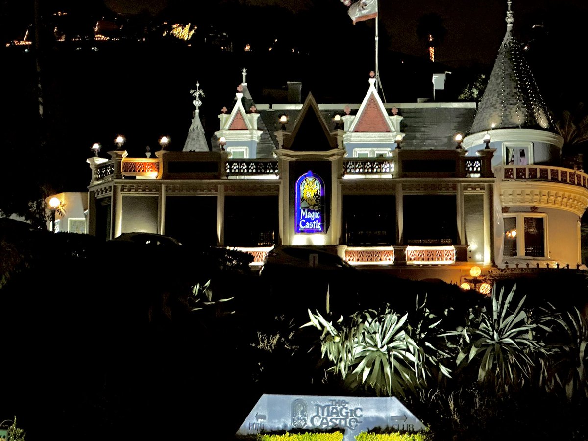 Mtrimble1's tweet image. Hollywood at night #hollywood #knickerbocker #hollywoodblvd