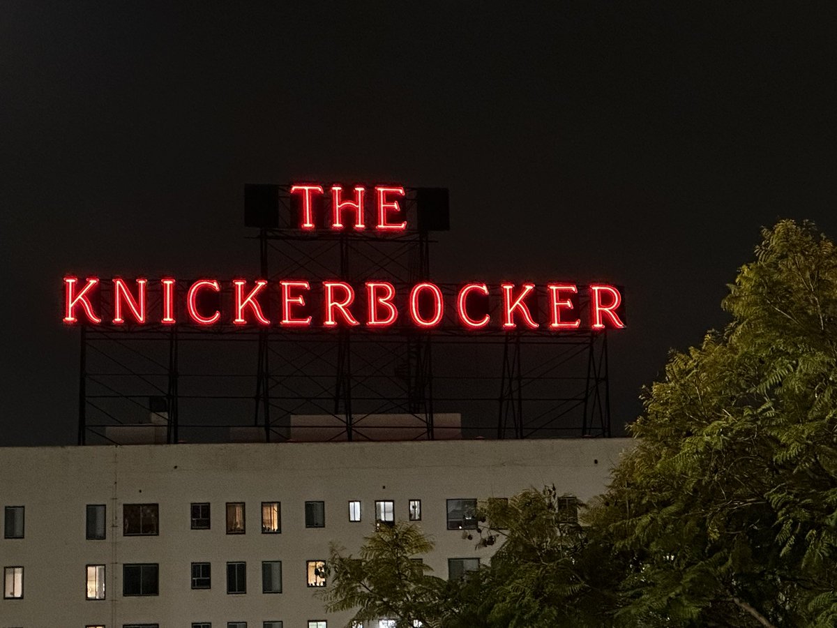 Mtrimble1's tweet image. Hollywood at night #hollywood #knickerbocker #hollywoodblvd