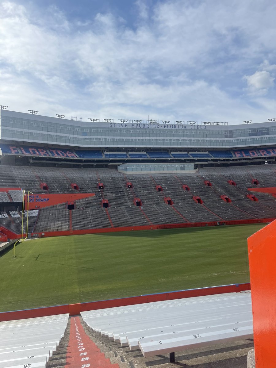MeddersCharlene's tweet photo. Collection of pictures I’ve taken of Ben Hill Griffin over the past few weeks. You could say I’m a huge fan. @UF you amaze me always! 🐊 #GoGators #benhillgriffinstadium #ufcjconline https://t.co/PGbOZpT0ye