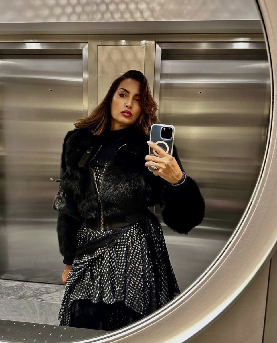 EvaScrivo's tweet photo. “About last night in the big 🍎” 
@mbuccellati_ 🔥 Client selfie 
Single process, highlights &amp; cut by Eva
Eyebrows by @daugustoni 
#evascrivo #teamevascrivo #evascrivosalons #NYC #cutandcolor #eyebrowshaping #thelifechanger #clientselfie #clientappreciation #faithconnexionparis https://t.co/IvPpLgJLbv