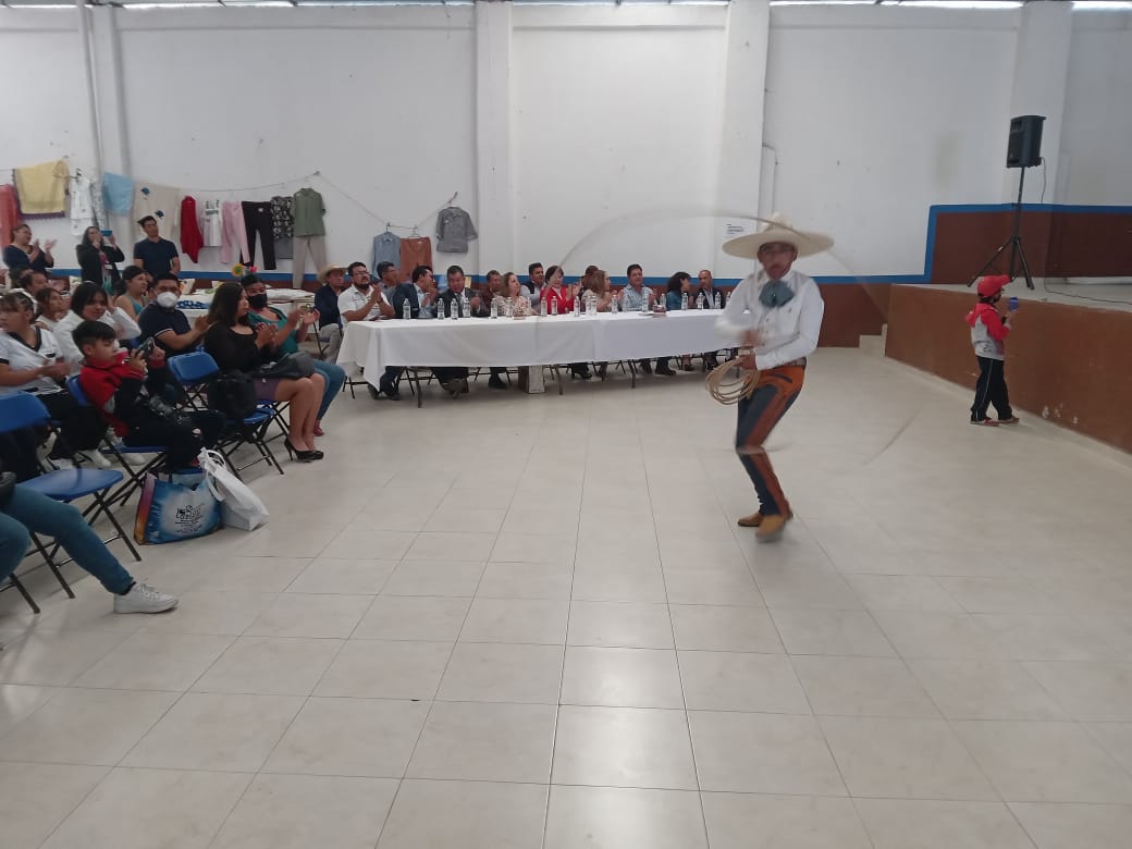 BasicaSEPH's tweet photo. Con la finalidad de mostrar los trabajos realizados en el primer semestre del ciclo escolar, se realizó la evaluación de la Misión Cultural No. 9. de la Dirección General de Educación Básica.
@natycastrejonv
#DGEB
#PrimeroLaEducación https://t.co/iKJRcwW2Aq