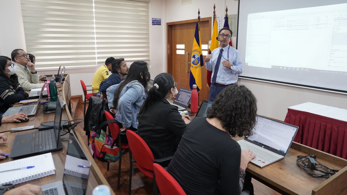 upsalesianaec's tweet photo. 💻En el campus #ElGirón continuó el taller de escritura académica cuya finalidad es generar estrategias para #artículoscientíficos a ser publicados en revistas de #AltoImpacto. Los docentes conocieron sobre Procesador de Texto Overleaf, Traductor Deepl y Corrector Grammarly. https://t.co/1TZcJwG2Du