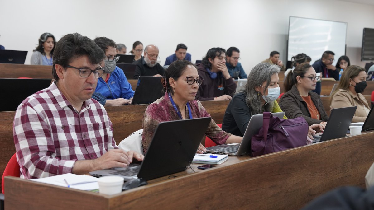 upsalesianaec's tweet photo. 💻En el campus #ElGirón continuó el taller de escritura académica cuya finalidad es generar estrategias para #artículoscientíficos a ser publicados en revistas de #AltoImpacto. Los docentes conocieron sobre Procesador de Texto Overleaf, Traductor Deepl y Corrector Grammarly. https://t.co/1TZcJwG2Du
