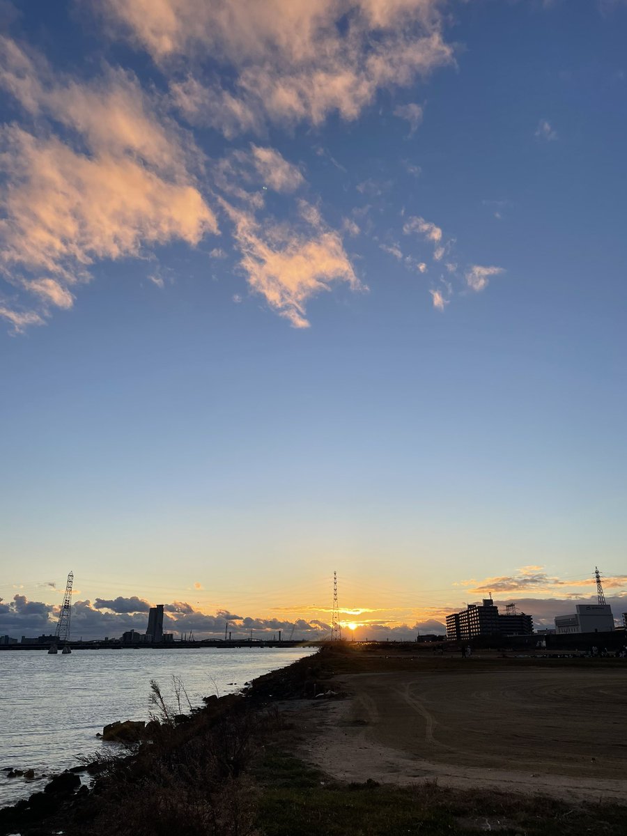 nanataro1016's tweet photo. ハウスの近くには土手があるの🏔
河川敷が近いと空も大きくみえるし、川も緑もあるから最高のお散歩スポット！
鴨がいっぱい泳いでて氣持ちよさそうなんだよ〜🦆💗暮らしやすい街だなぁ。

@kizuna_share 
#絆家シェアハウス街歩き https://t.co/ze11gXJfyd