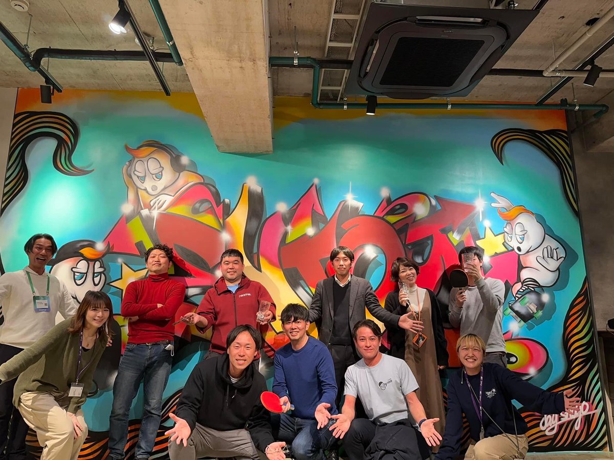 vegeoyaji's tweet photo. この3年で働き方は大きく変わり、毎日オフィスへ出社しない会社も増加。曜日で契約できてアート系オフィスを提供しているA YOTSUYAへ行ってきました。ペイントされたアートな卓球台は、食事も卓球もでき、まさにテーブルテニス。会話もテンポ良いラリーが続き、心の距離も縮まる場所は大切だなと https://t.co/XPgrChCBRq