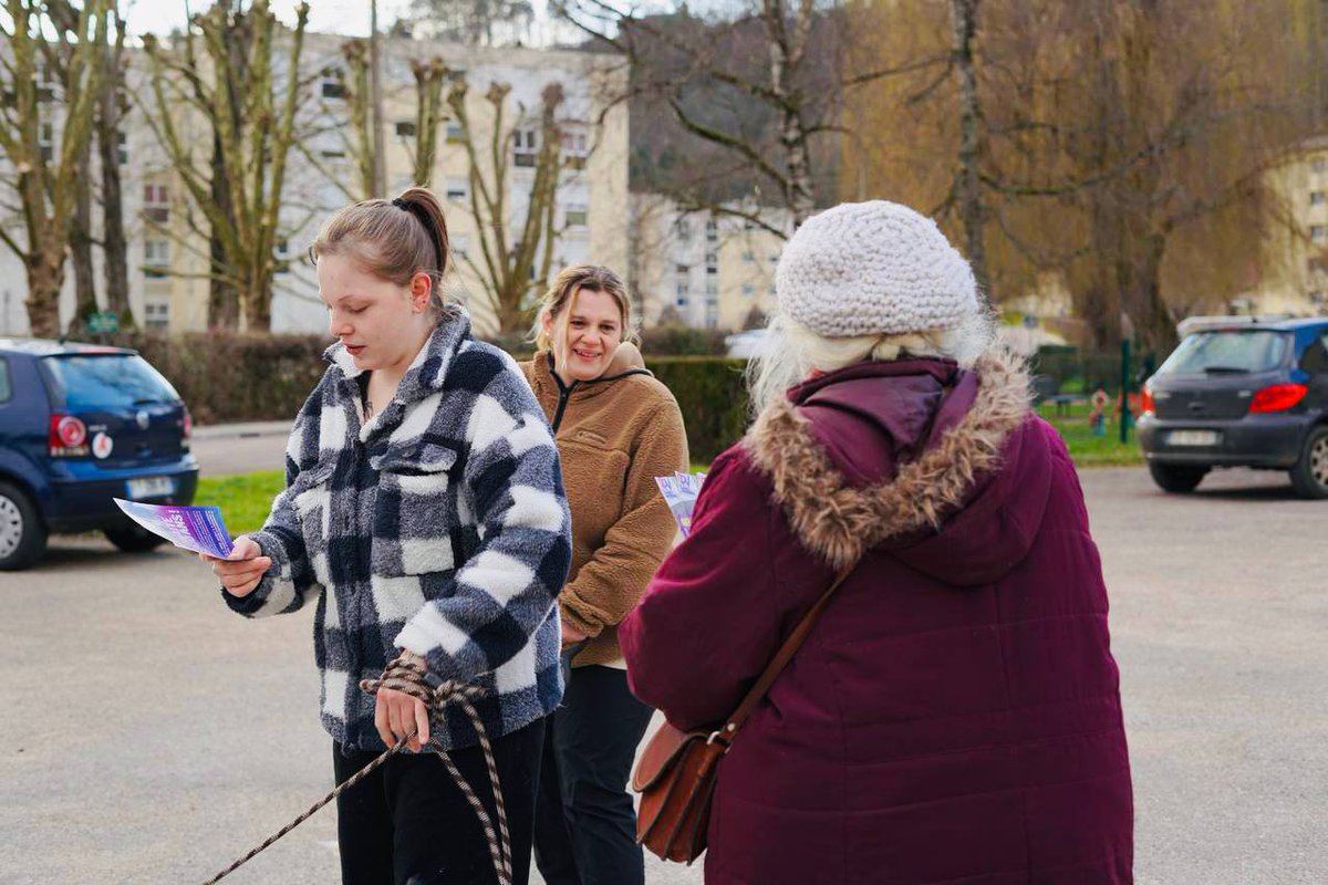 CaravanesPop's tweet photo. 🚐 CARAVANE POPULAIRE #POURNOSRETRAITES – Étape 8 : Montbard

🗣️ "Non seulement cette réforme est injuste mais en plus elle est inutile. J’irai manifester le 7 mars, c'est pas mon habitude, mais là c’est trop ! On doit être nombreux"

#CaravanePopulaire
👉 https://t.co/15tkfvv3yQ https://t.co/90MOkNUjwN