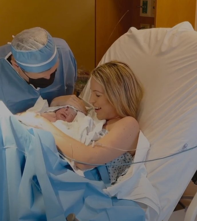 pablo_chagra's tweet photo. La influencer regia Andy Benavides ha dado a luz a su cuarta hija, que llevará por nombre Anna. Ella es la hermana menor de Andy, Aria y Alía 💕👑 https://t.co/aIFOHv8EeN