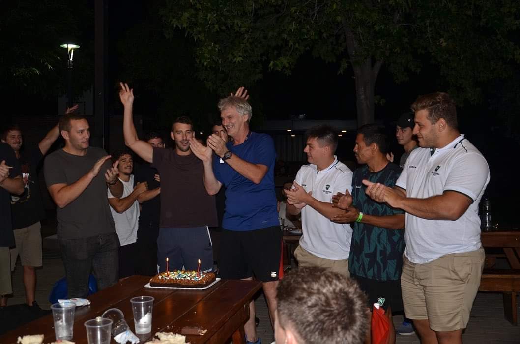 [NATIONAL TOUR 2023]
ETAPA 3: BUENOS AIRES
El PS fue invitado a #CasaPumas para compartir una mañana con los Coaches de la <a href="/unionargentina/">Unión Argentina de Rugby</a>. A la noche un duro entrenamiento con el PS de <a href="/AAlumni/">Asociación Alumni</a> terminando el día con un gran 3T. Muchas Gracias a Todos. Un día a puro Rugby.