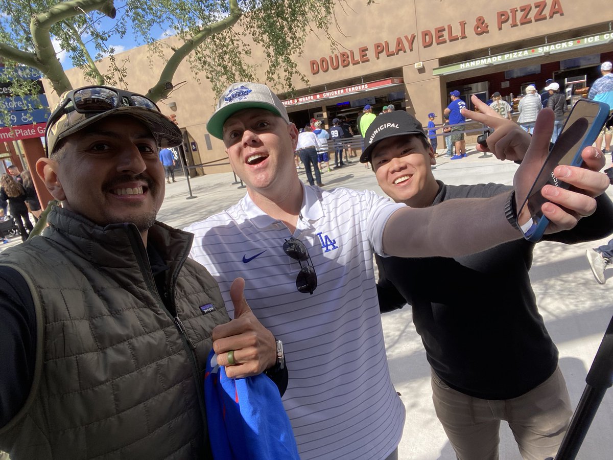 tonygonzalez's tweet photo. Cutting’ it up with the ones and only D-Mac and producer Cody! Many thanks for the Dodgers Nation t-shirt =) https://t.co/zXR9s0LOq8