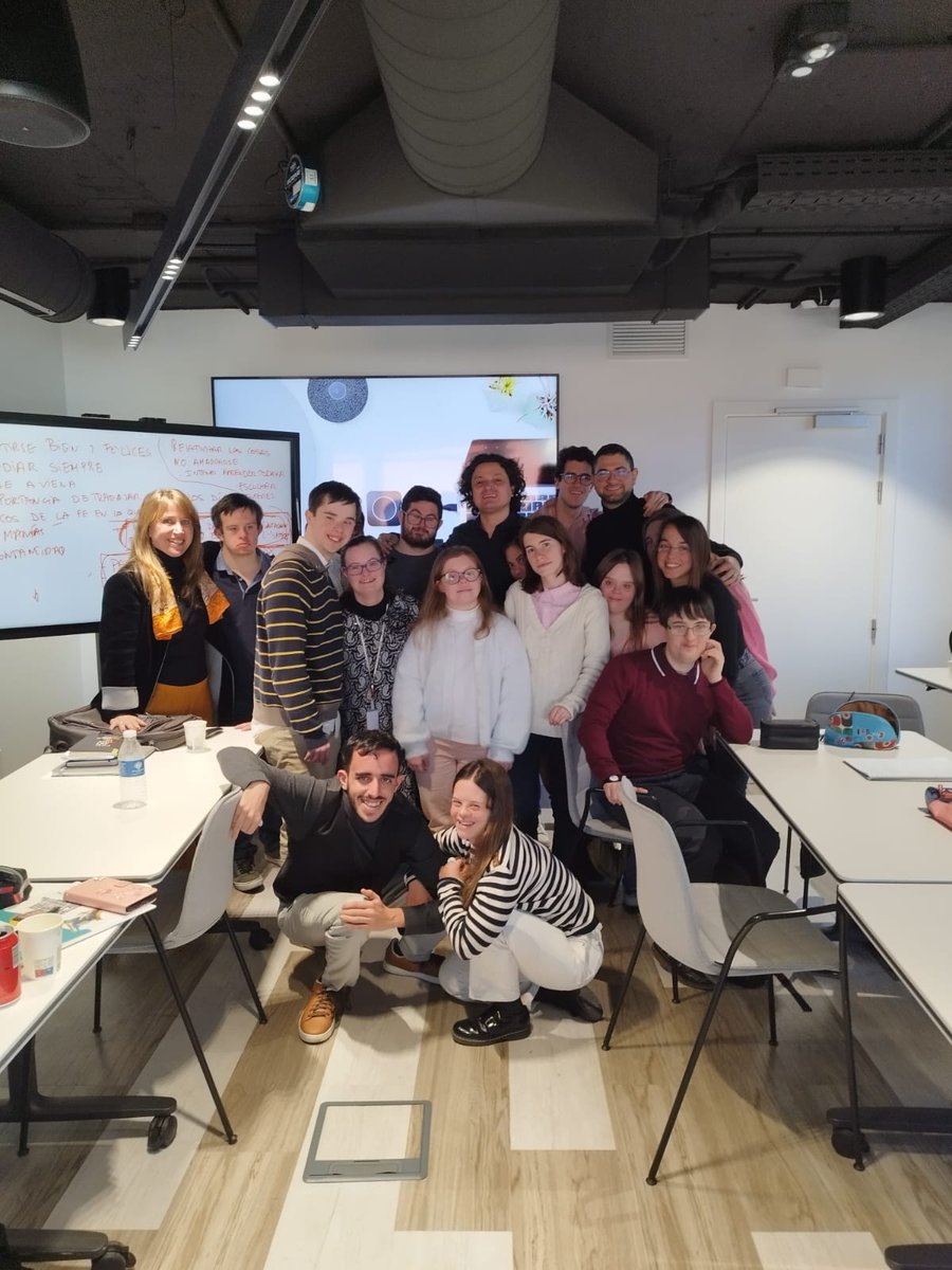 mtortosal's tweet photo. Terminado el programa de objetivos profesionales para la empleabilidad para jóvenes del Programa Empresa de @fundacionprodis y lo hemos clausurado en todo lo alto con la asistencia del barítono @AlfredoGarciabr 🙌🏻🙌🏻 Y estoy muy contenta 😀😁😍por el NIVELAZO de estos chicos. https://t.co/hqGNX4Haik