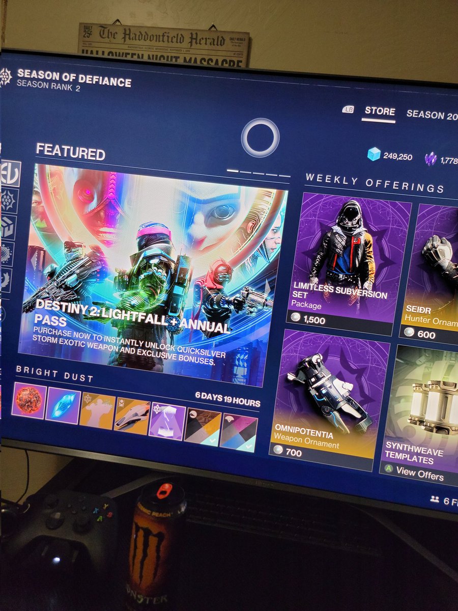 The1Bustos's tweet photo. What I'd like to know is how I have an active season pass, everything that comes WITH the #Lightfall preorder but not Lightfall itself or the season pass download? There's not even an option in the store to redownload specific pieces. Everything was there before the update. https://t.co/867btB9zI4
