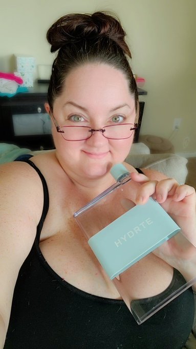 I got a square water bottle! I think it's so cute! It slides right into my bag! In case anyone else wants<a href="/tag/mvsales"class="tags"><span>#mvsales</span></a>