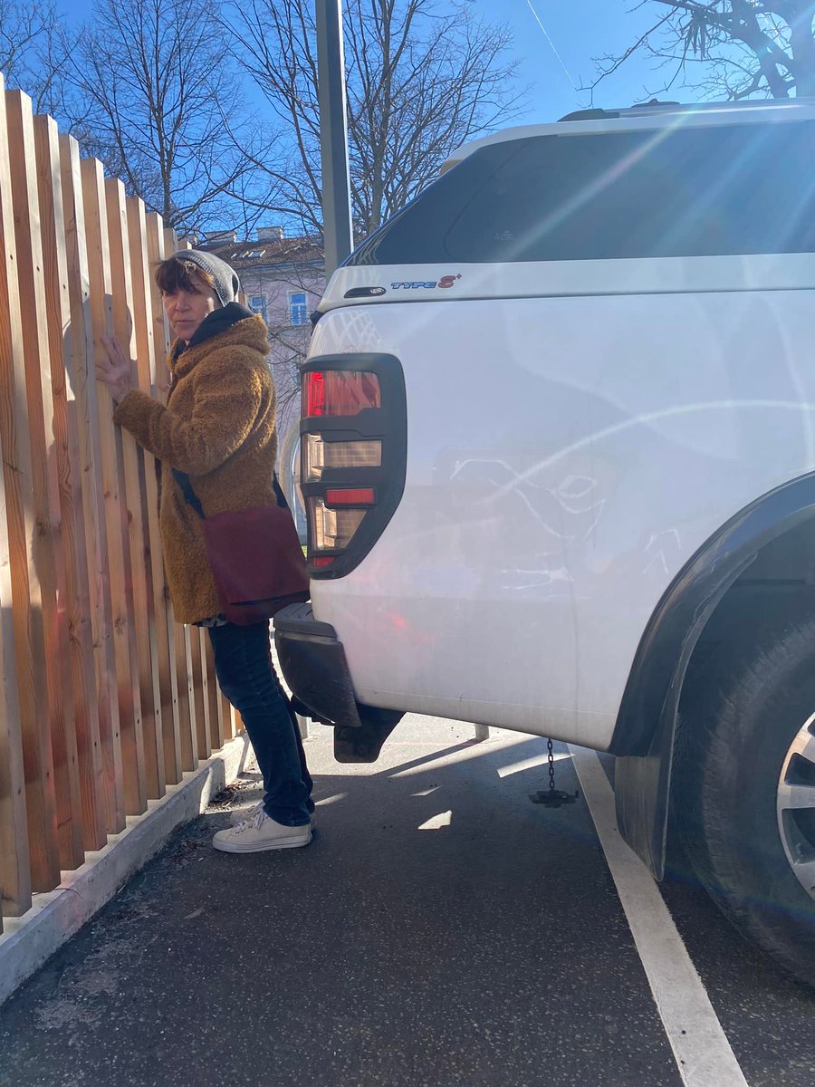 HSequenz's tweet photo. Sozialdemokraten in Simmering sind stolz darauf, dass der Gehsteig in Brehmstrasse gesperrt wurde, statt die Parkordnung zu ändern. Alles gut, Parkplätze gerettet!
Jetzt picken SUVs am Zaun des KINDERGARTENS (!) blasen beim Ein-und Ausparken den Dreck auf den kleinen Spielplatz. https://t.co/JVILlUGrIF