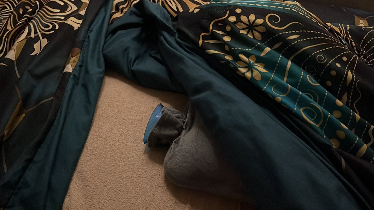 NatalieNTK's tweet photo. Elke avond legt mijn man alvast een warme kruik in bed voor mij. Voor “als ik steeds voor Jip uit bed moet en het dan koud heb” #canule #zorgenvooreenander #allinnichmarleafde #geennachtzorgvannacht https://t.co/6TkQSNLBjA